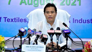 Biswajit calls for promoting traditional handloom products