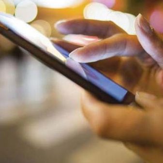 Doctor shares how 30 years old woman lost her vision due to smartphone vision syndrome; tweet gone viral.