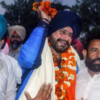 Cong leader Navjot  Sidhu walks out of Patiala jail