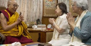 Dalai Lama receives Ramon Magsaysay Award