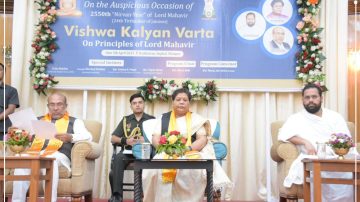 Guv lays emphasis on practicing non-violence