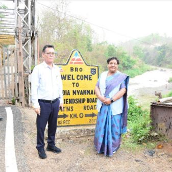 Guv visits Moreh, interacts with DLOs, CSOs
