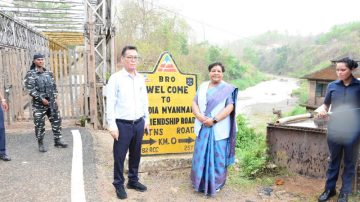 Guv visits Moreh, interacts with DLOs, CSOs