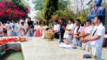 Hundreds pay floral tributes on Athoubasinggi Numit