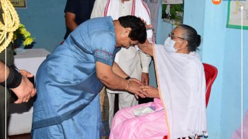 Governor Anusuiya Uikey visits old age home