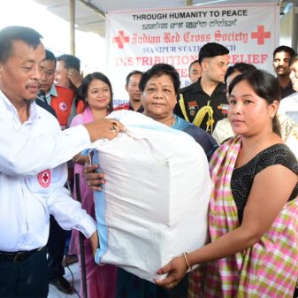 Governor Uikey provides relief items to inmates at Sajiwa Jail complex