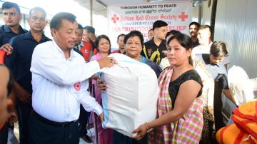 Governor Uikey provides relief items to inmates at Sajiwa Jail complex