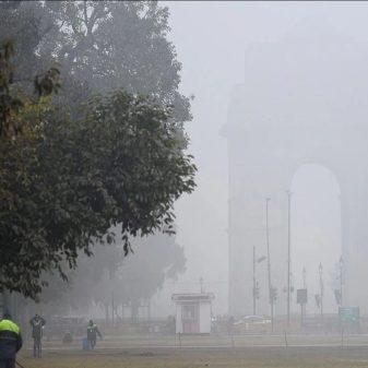 Dense Fog Paralyzes Delhi’s Transportation
