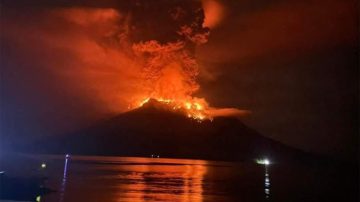 Eruption of Ruang volcano forces evacuation of hundreds